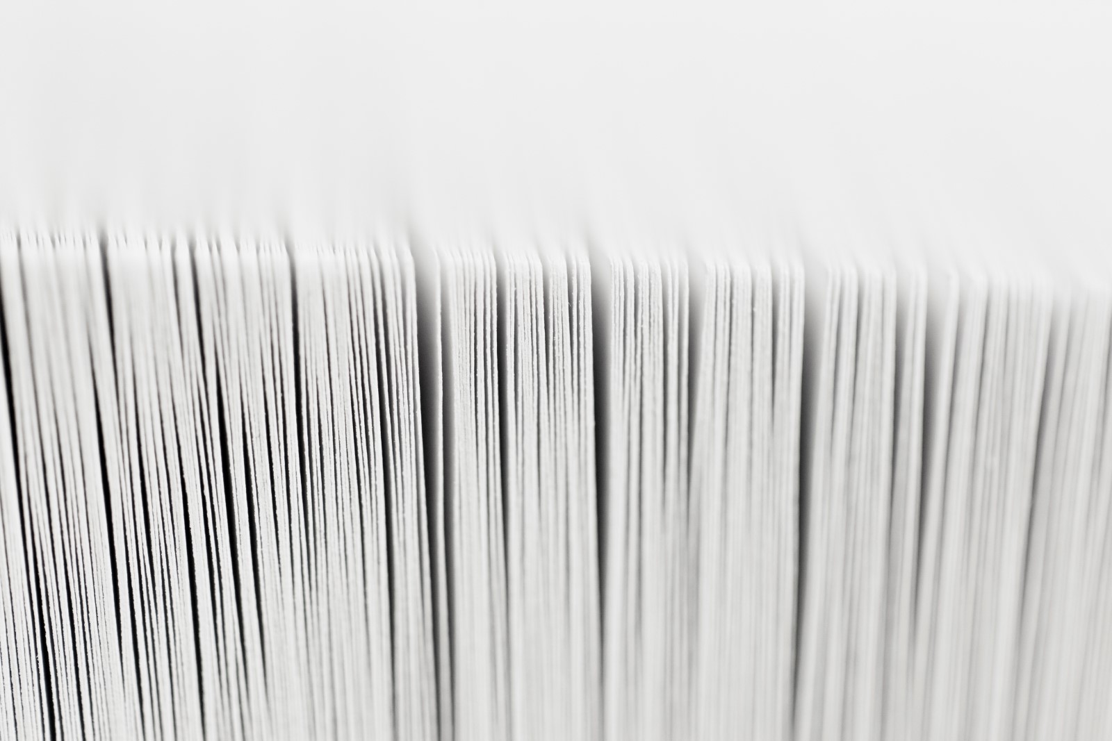 En pappersbunt fotoraferade stående från långsidan