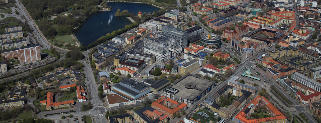 flygbild över byggnader som utgör sjukhusområdet i Malmö med omkringliggande byggnader och miljö