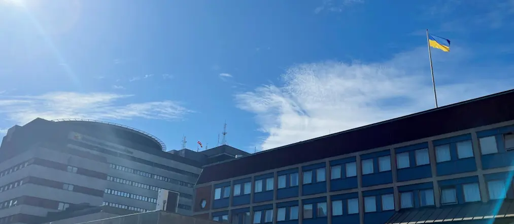 Ukrainska flaggan är hissad på Skånes universitetssjukhus.
