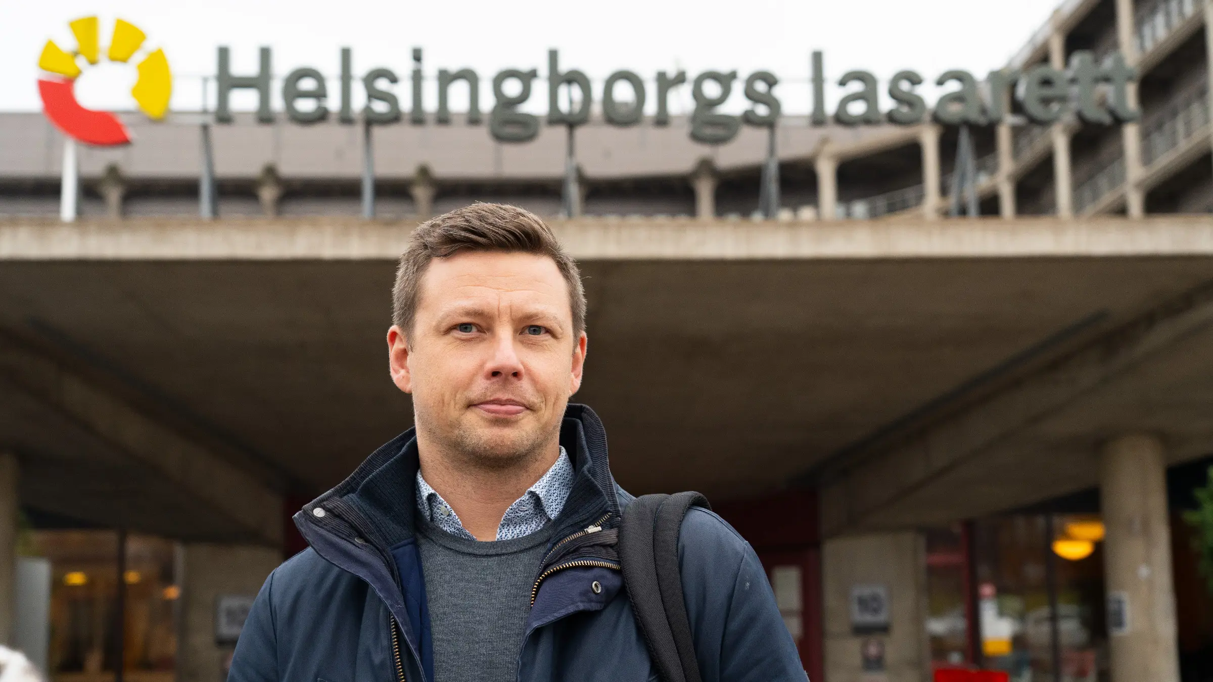 En man står framför entrén till Helsingborgs lasarett