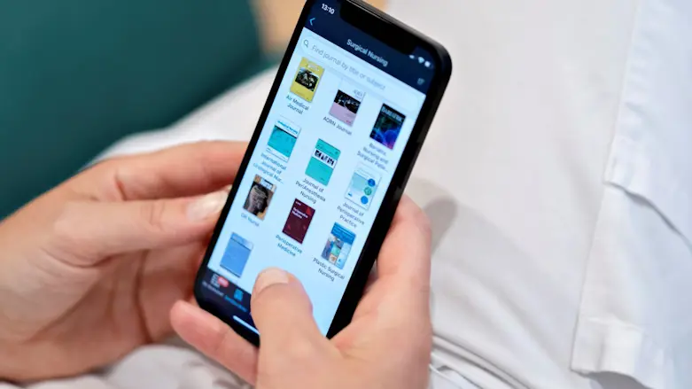 Närbild på mobil med appen Browzine öppen.