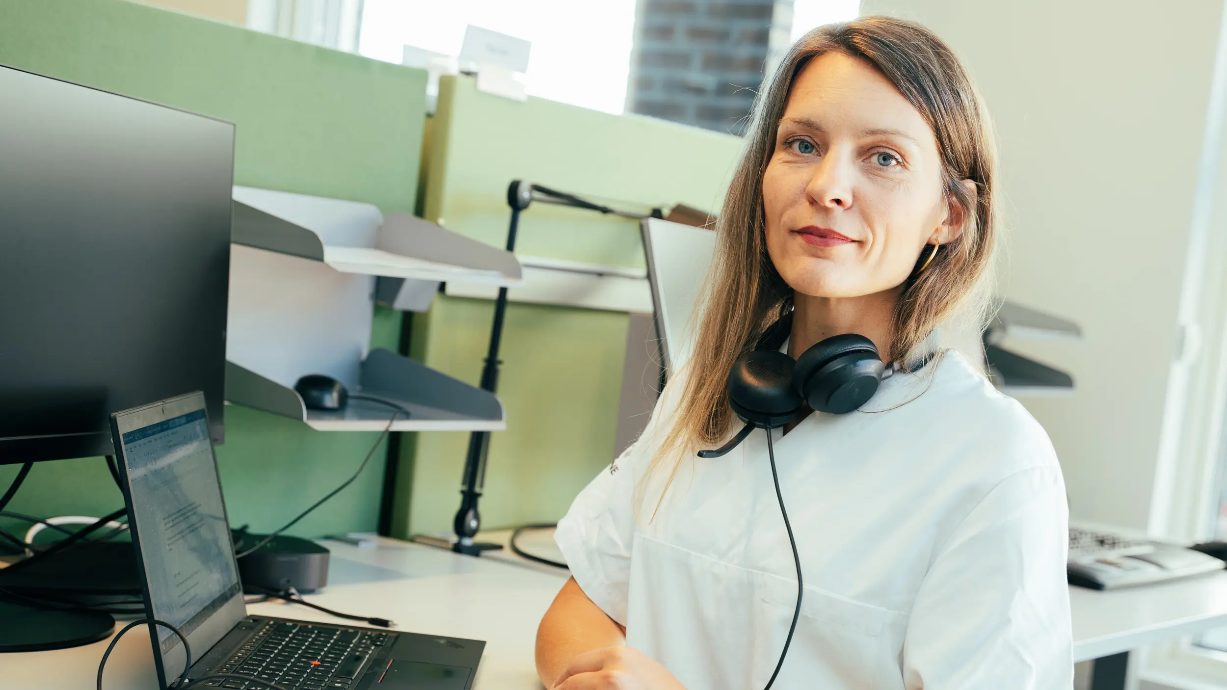 Anna vid sitt skrivbord