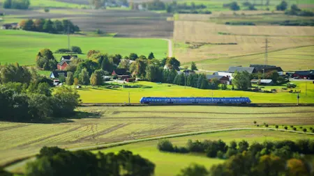 Pågatåg som swishar fram i landskapet