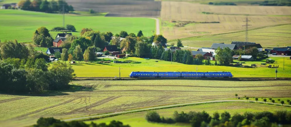 Pågatåg som swishar fram i landskapet