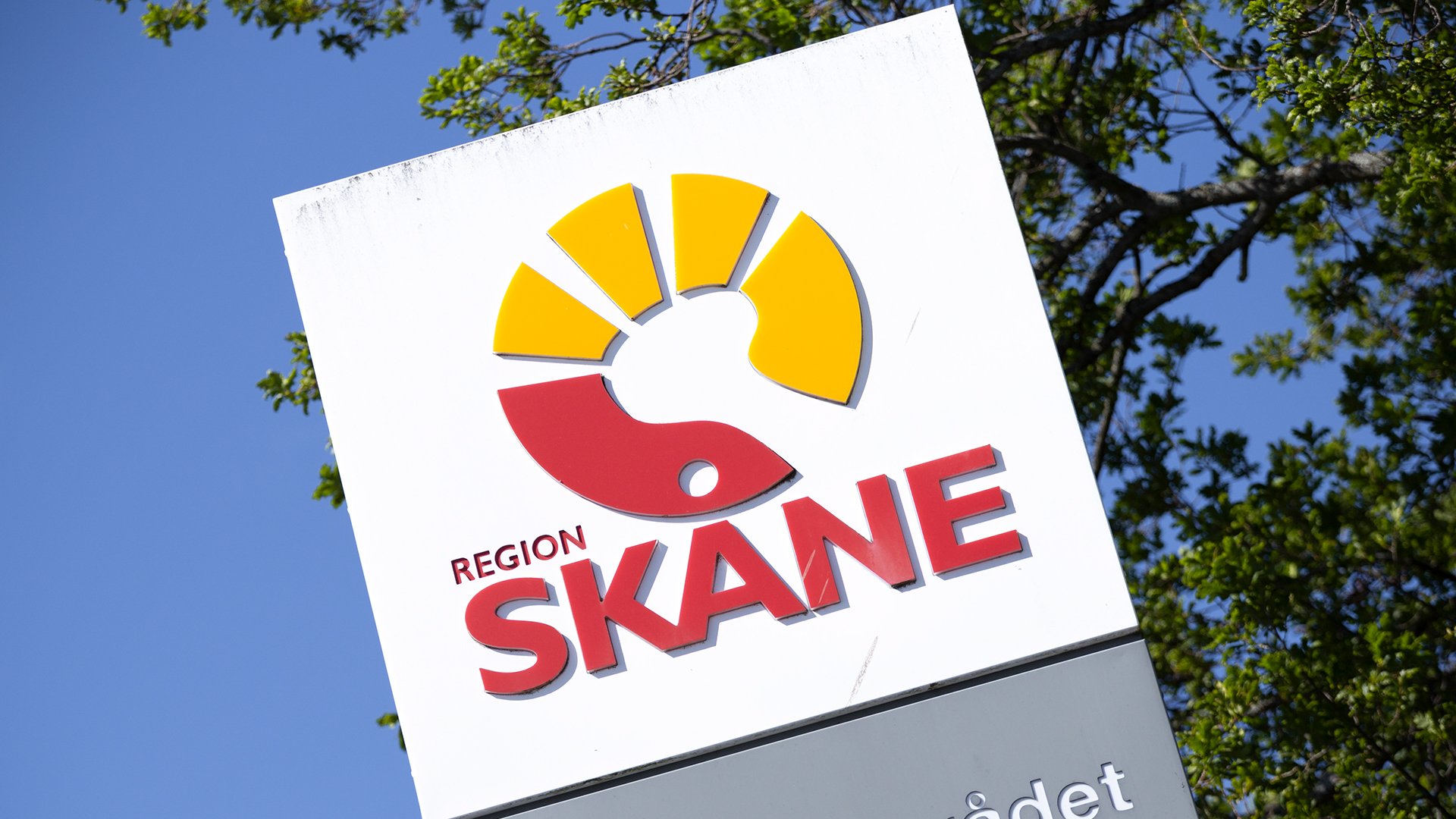 skylt utomhus med Region Skånes logotyp