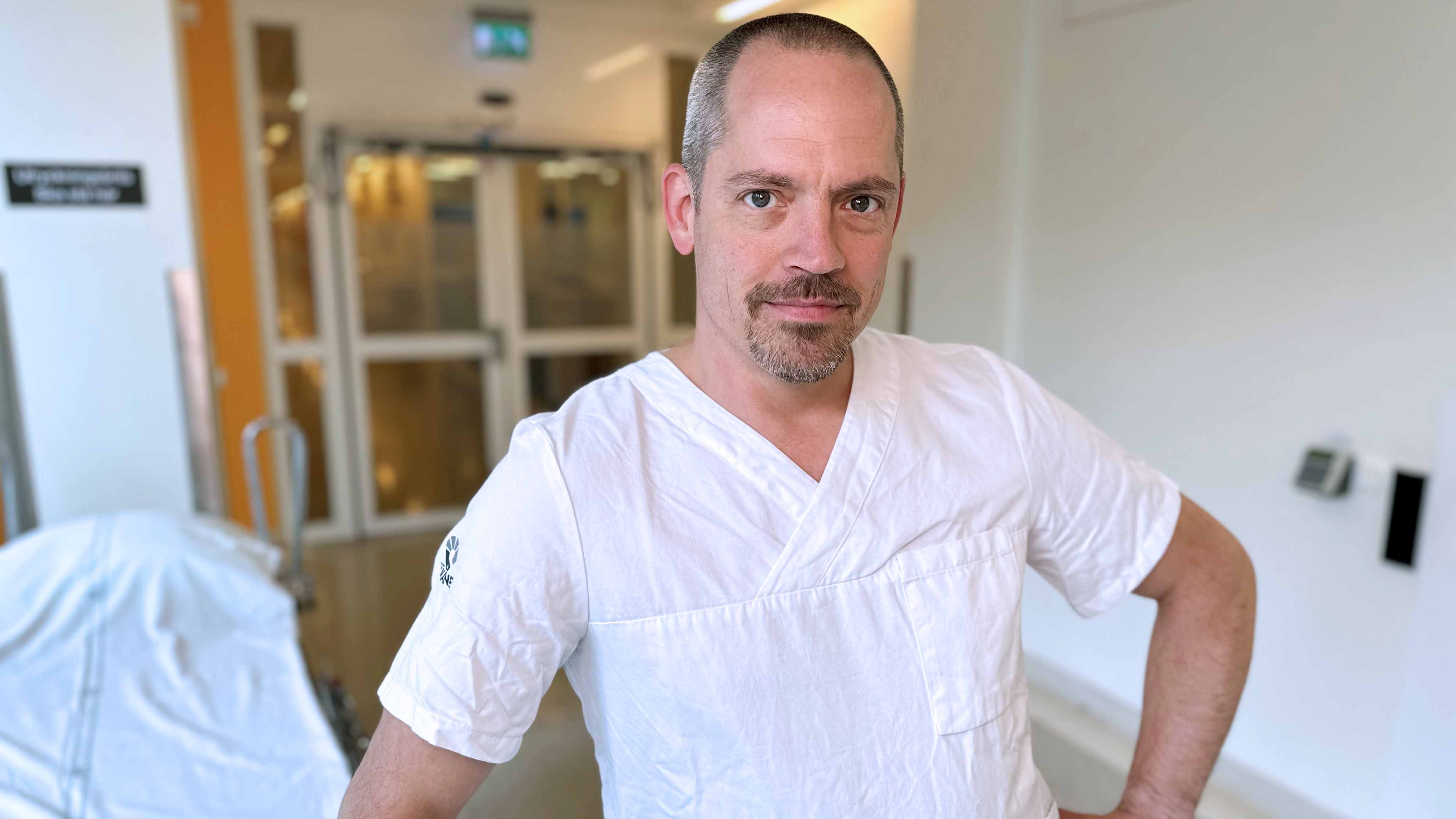 Läkaren Philipp Martin klädd i vita vårdkläder