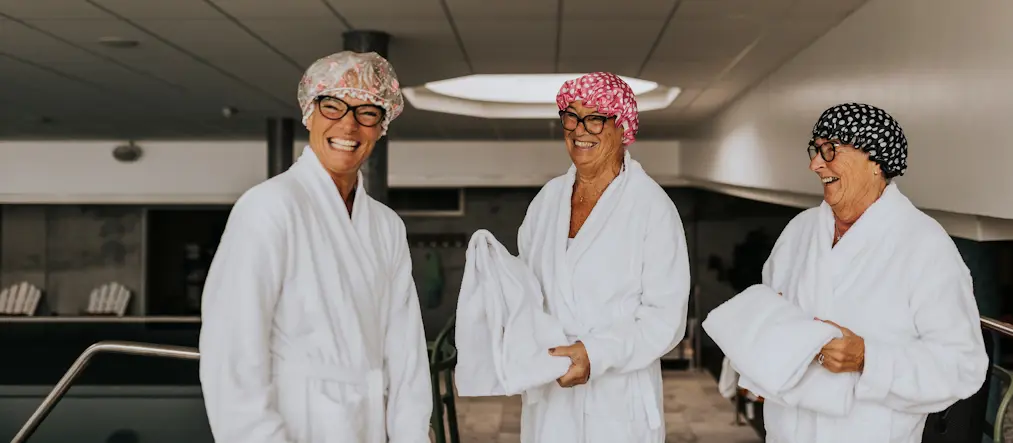 Tre äldre kvinnor på ett spa.